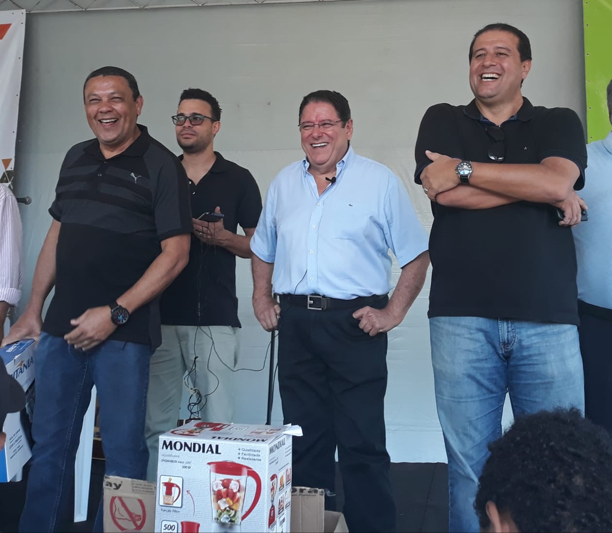 Na imagem estão reunidos para entrega de brindes o Subprefeito, Edson Brasil, e os vereadores Paulo Frange e Fabio Rivas. 
